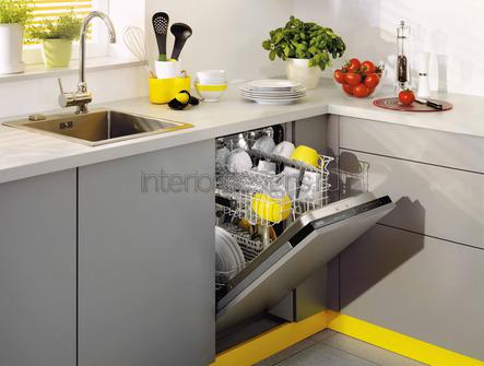Дизайн белой кухни 6 кв м с холодильником, посудомойкой и шкафами до потолка