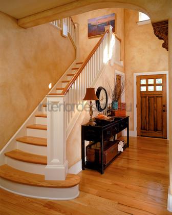 Интерьеры домов: прихожие/лестницы, при этом лофт