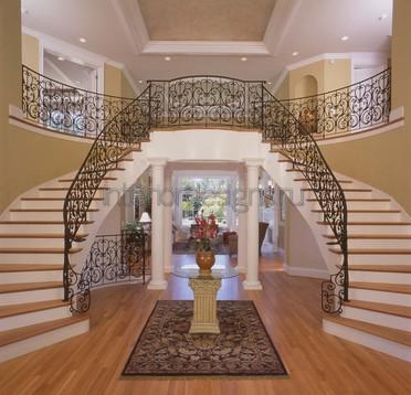Роскошный холл в частном доме с лестницей и без: прихожая аристократов
