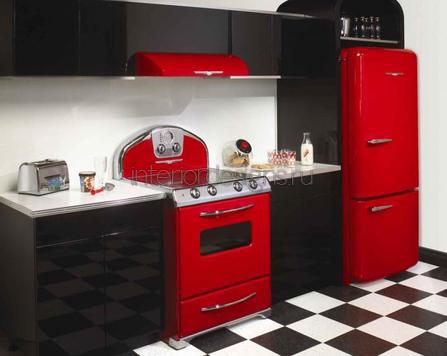 холодильник и плита красного цвета