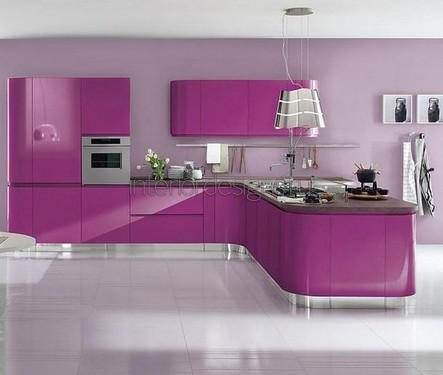 интерьер кухни в фиолетовом цвете