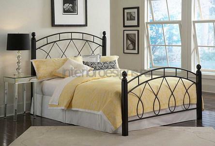 интерьер спальни с металлической кроватью