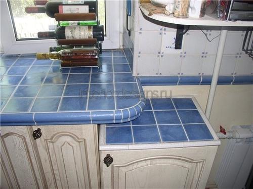 Кухонная столешница из керамической плитки в интерьере