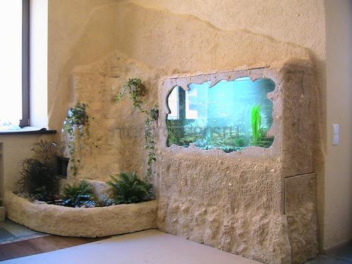 Встроенный в стену аквариум в интерьере