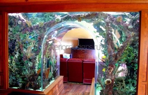 Дверная арка аквариум в интерьере дома