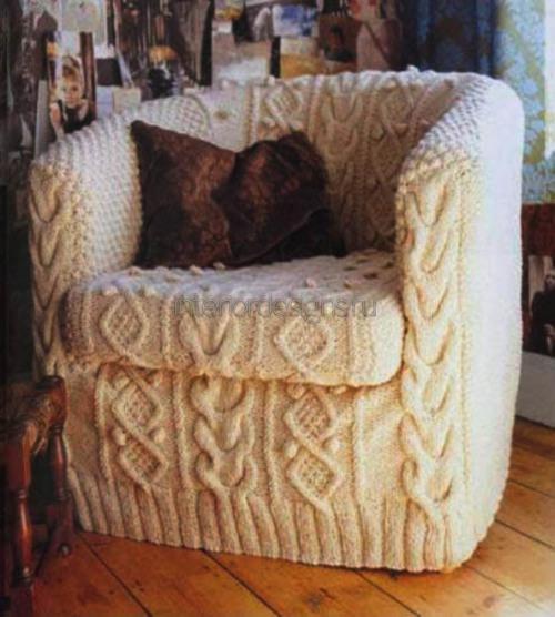 Кресло в вязаном чехле