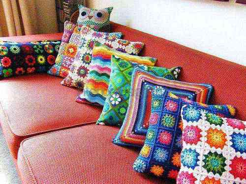 Яркие диванные подушки