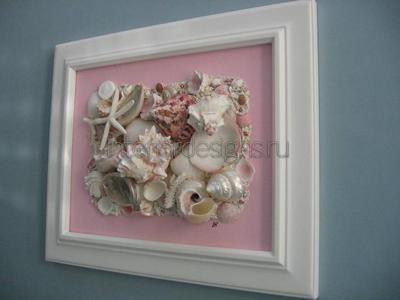 Декор из морских ракушек на стене