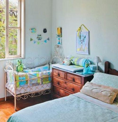 Интерьер спальни с детской кроваткой (34 фото)